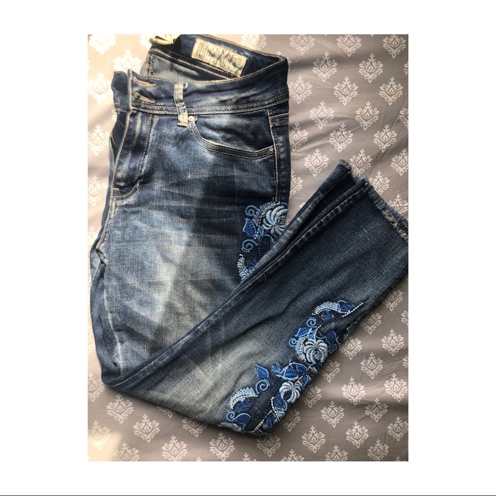 Embroidered short cut jeans size 11